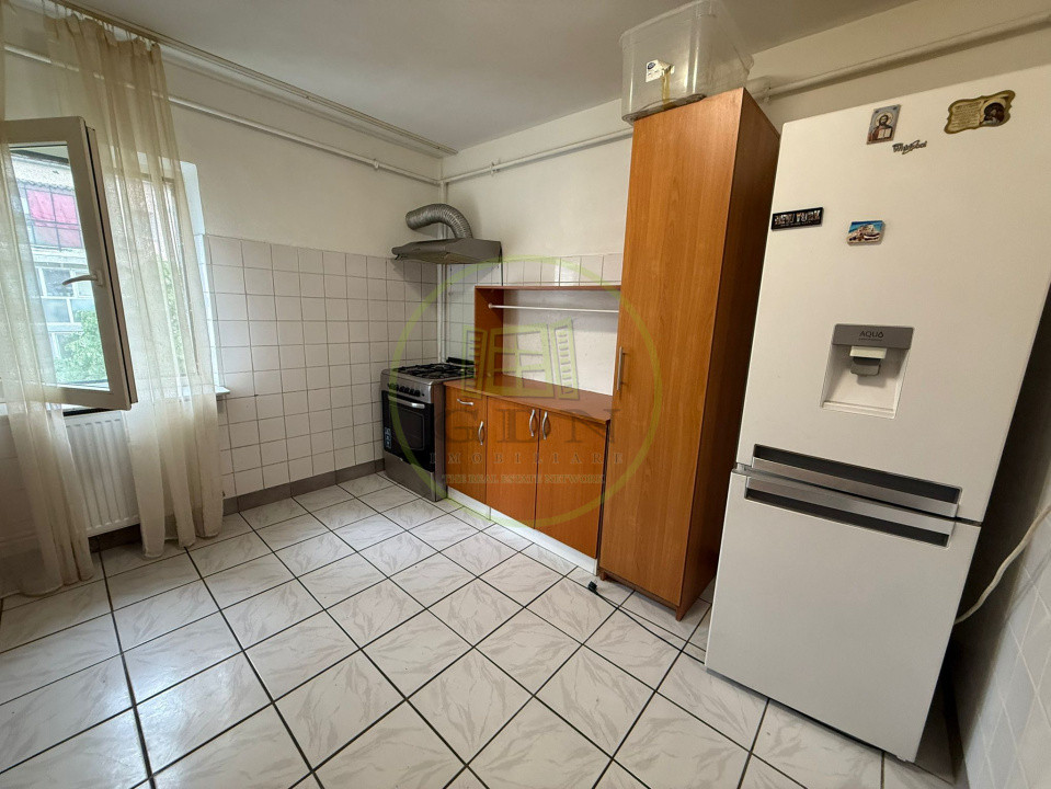 Apartament 2 camere, semidecomandat, 50 mp, cartier Craiovita Noua 