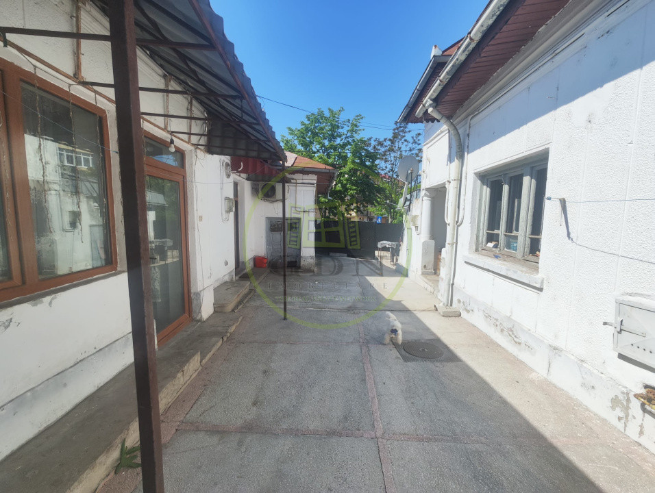 Spatiu comercial 9 camere, casa 2 camere,  teren 354 mp, Brestei.