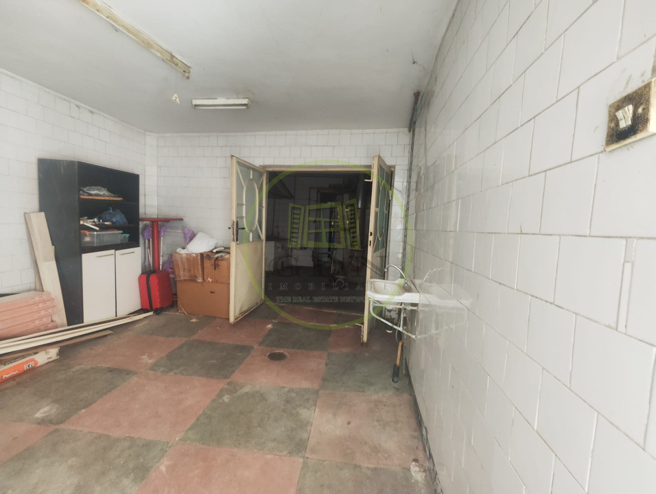 Spatiu comercial 9 camere, casa 2 camere,  teren 354 mp, Brestei.