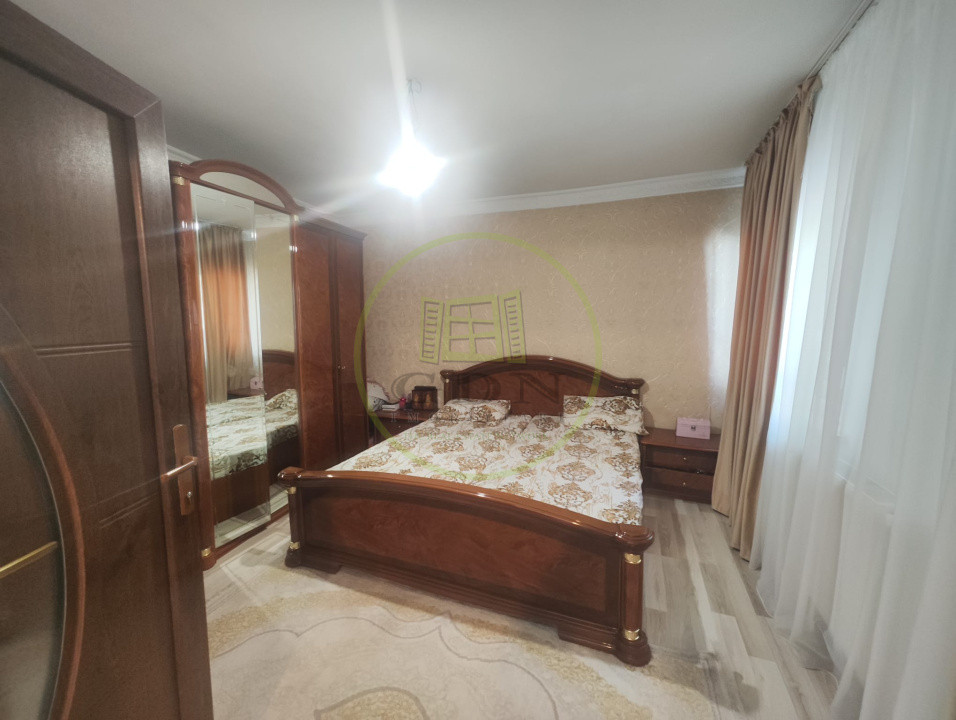 Spatiu comercial 9 camere, casa 2 camere,  teren 354 mp, Brestei.