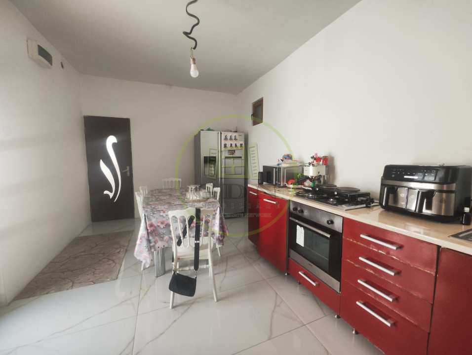 Spatiu comercial 9 camere, casa 2 camere,  teren 354 mp, Brestei.