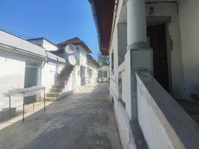Spatiu comercial 9 camere, casa 2 camere,  teren 354 mp, Brestei.