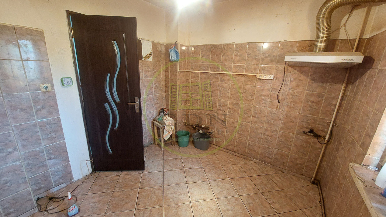 Apartament 2 camere decomandat, etajul 1, cartier Rovine zona Liceul Basarab
