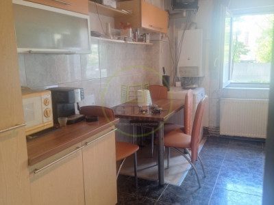 Apartament 3 camere decomandat zona piata Flora 