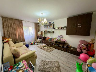 Apartament 3 camere, decomandat, cartier Craiovita Noua, zona Scoala Nr 34
