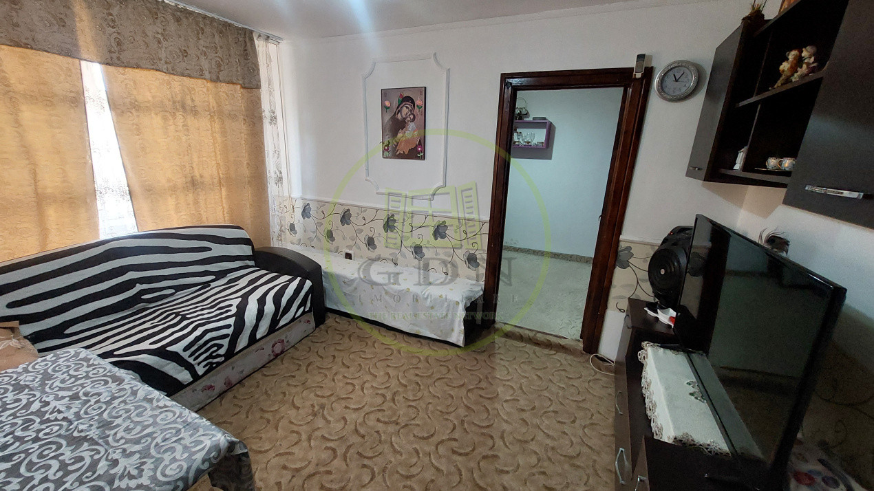Apartament 3 camere, semidecomandat, Valea Rosie, zona Piata