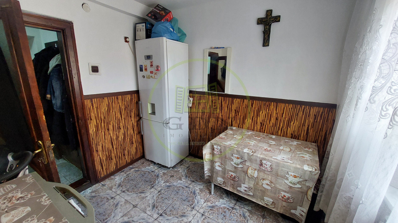Apartament 3 camere, semidecomandat, Valea Rosie, zona Piata