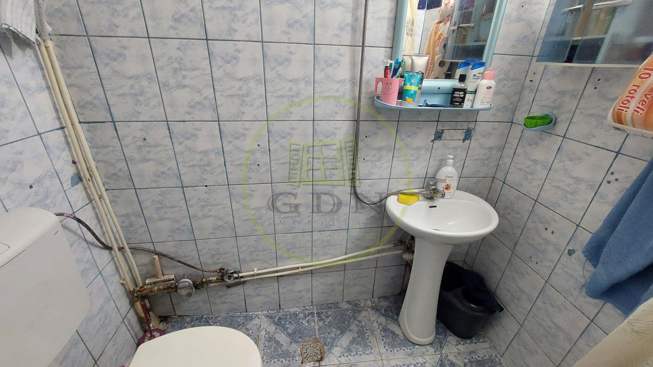Apartament 3 camere, semidecomandat, Valea Rosie, zona Piata