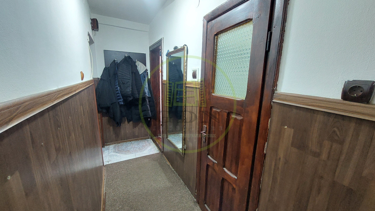 Apartament 3 camere, semidecomandat, Valea Rosie, zona Piata