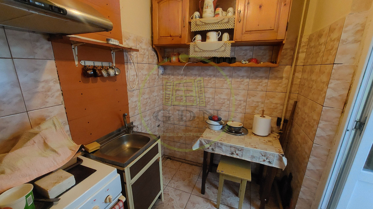 Apartament doua camere semidecomandat, parter, Craiovita zona Scoala 34
