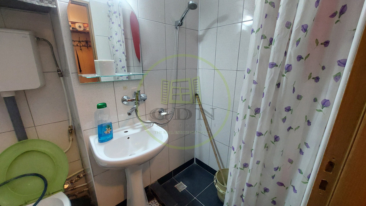 Apartament doua camere semidecomandat, parter, Craiovita zona Scoala 34