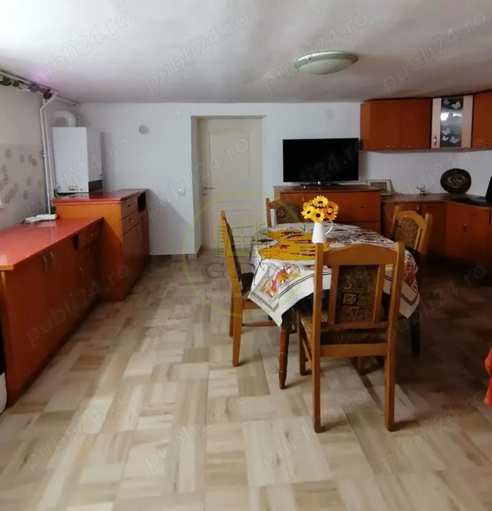 Apartament la casa, zona Sub Arini, 400 euro cu taxe incluse.
