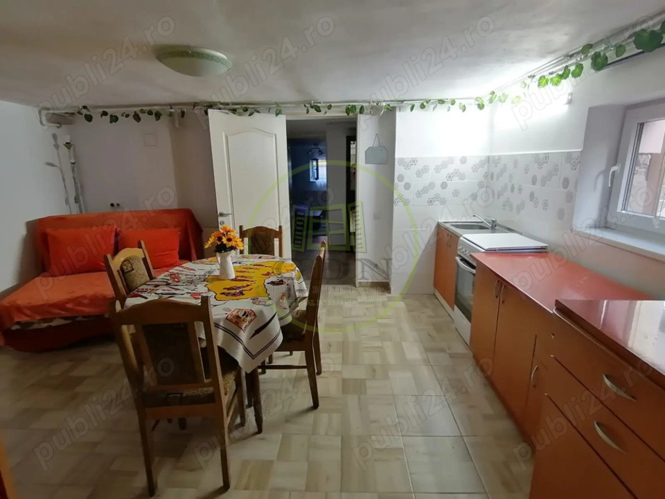 Apartament la casa, zona Sub Arini, 400 euro cu taxe incluse.