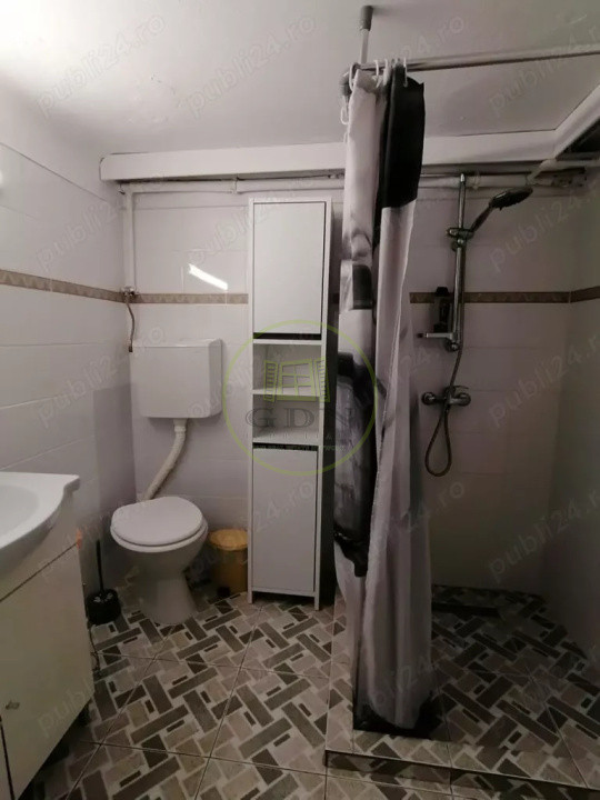 Apartament la casa, zona Sub Arini, 400 euro cu taxe incluse.