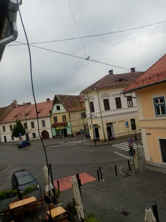Garsoniera de inchiriat, Turnul Sfatului