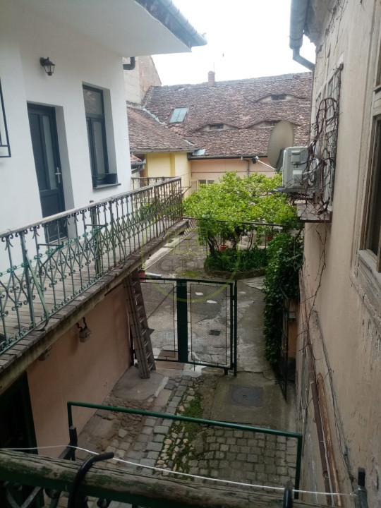 Garsoniera de inchiriat, Turnul Sfatului