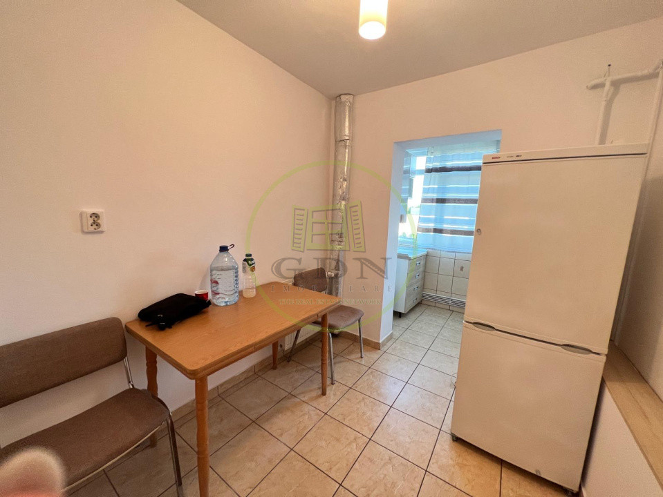 Apartament 3 camere, decomandat, cartier Sarari, zona Liceu Henri Coanda 