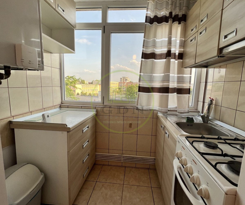 Apartament 3 camere, decomandat, cartier Sarari, zona Liceu Henri Coanda 