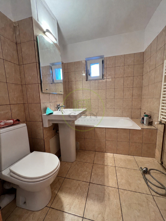 Apartament 3 camere, decomandat, cartier Sarari, zona Liceu Henri Coanda 