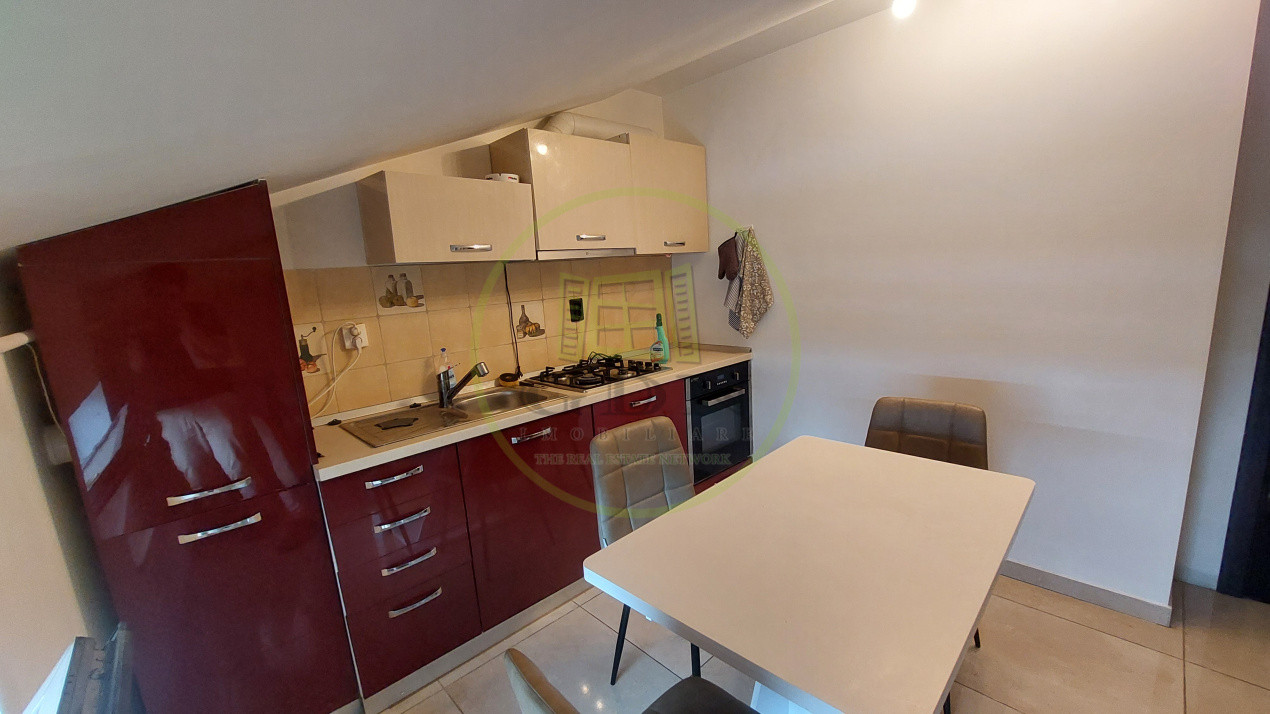 Apartament semidecomand, 58 mp, mansarda, Cartier Bariera Valcii, zona Biserica
