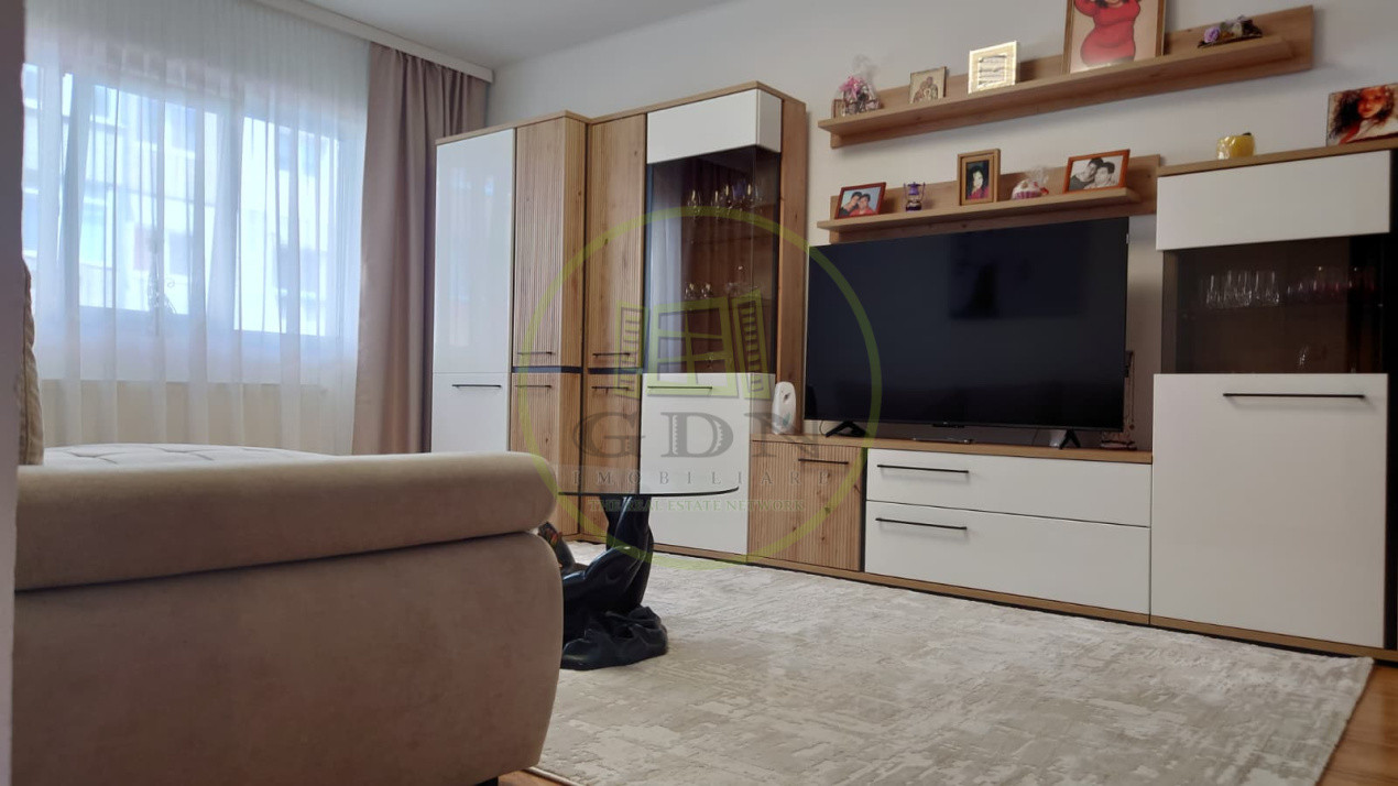 Apartament de vanzare cu trei camere, zona Turnisor.