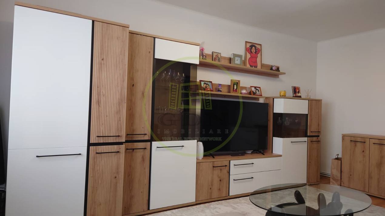 Apartament de vanzare cu trei camere, zona Turnisor.