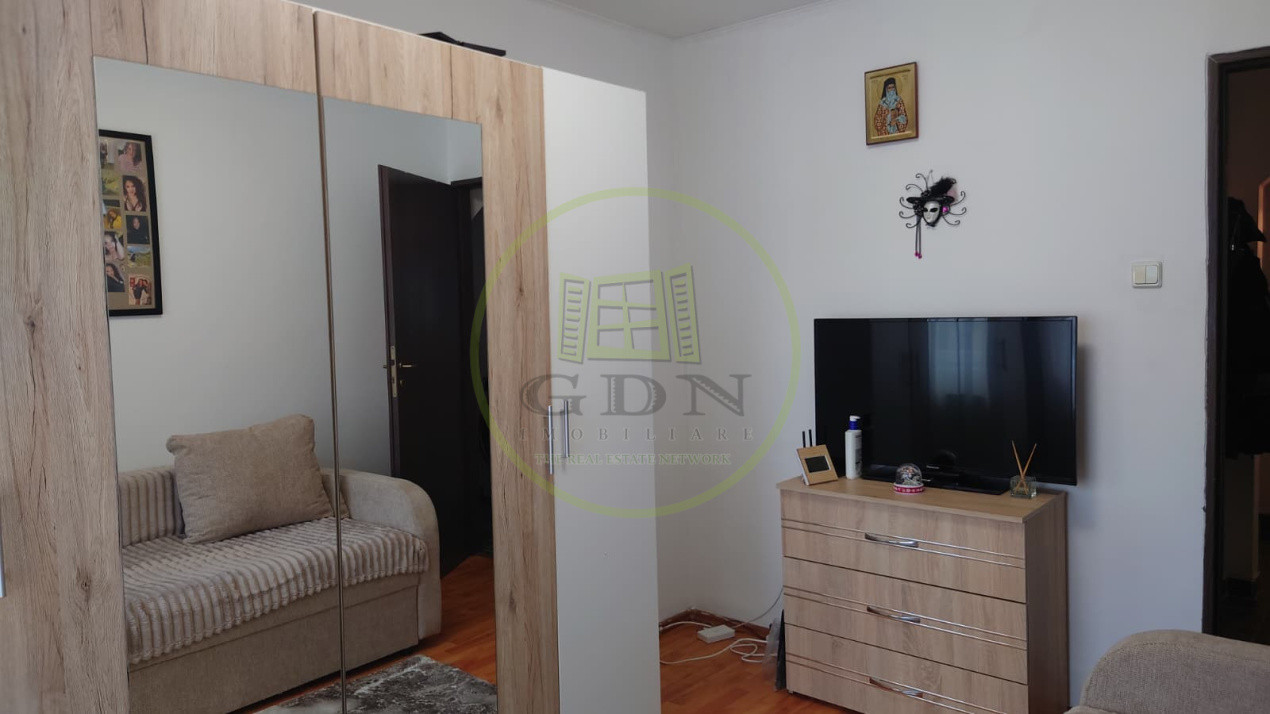 Apartament de vanzare cu trei camere, zona Turnisor.