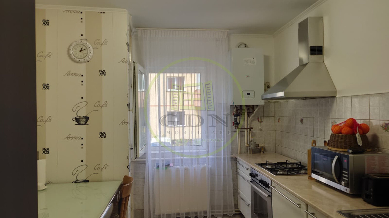 Apartament de vanzare cu trei camere, zona Turnisor.
