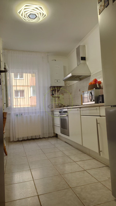 Apartament de vanzare cu trei camere, zona Turnisor.