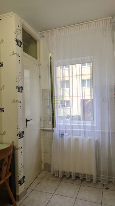 Apartament de vanzare cu trei camere, zona Turnisor.