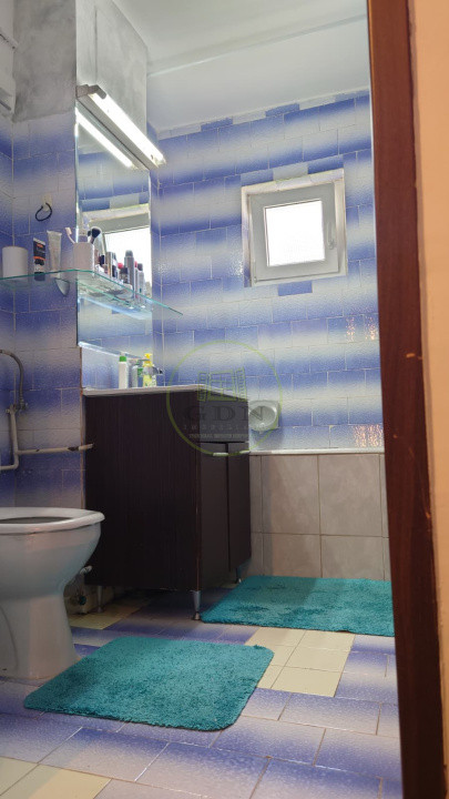 Apartament de vanzare cu trei camere, zona Turnisor.