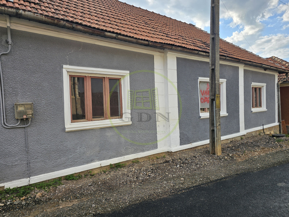 Casa de vacanta semifinisata + 1600 mp teren