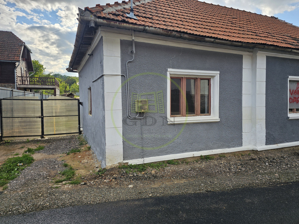 Casa de vacanta semifinisata + 1600 mp teren
