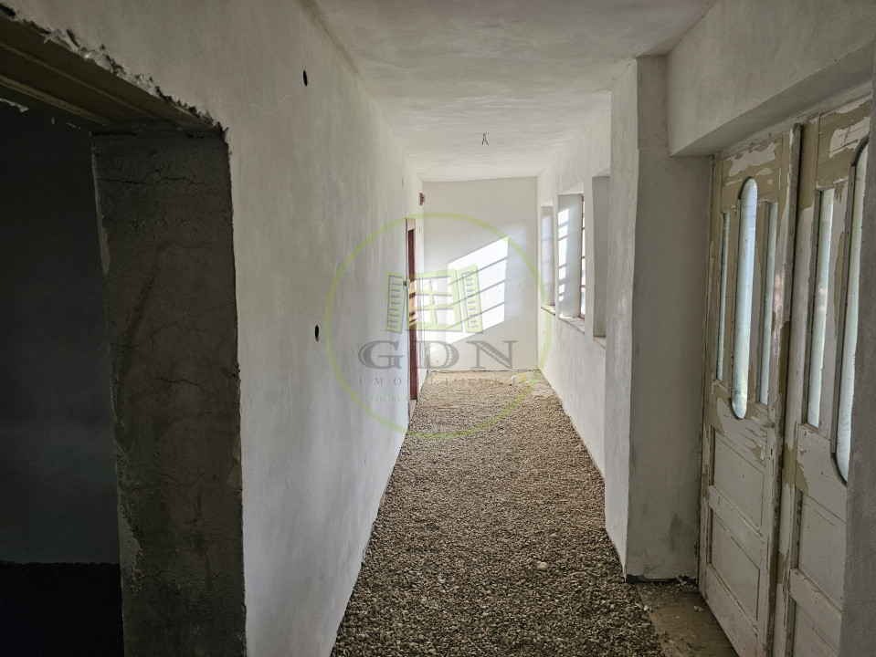 Casa de vacanta semifinisata + 1600 mp teren