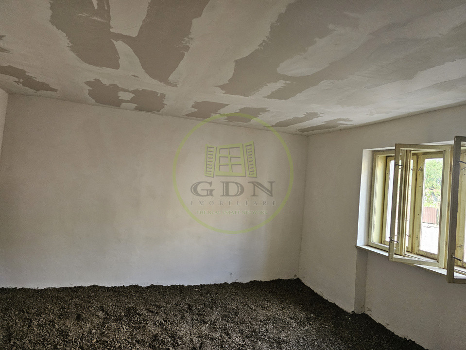 Casa de vacanta semifinisata + 1600 mp teren