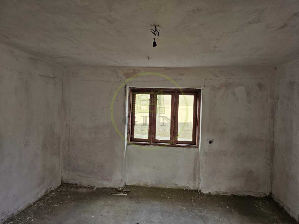 Casa de vacanta semifinisata + 1600 mp teren