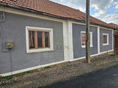 Casa de vacanta semifinisata + 1600 mp teren