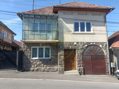 Casă vilă de vânzare în Reghin, zona centrală.