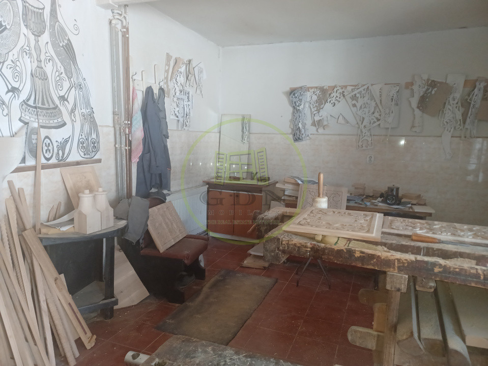 De vanzare fabrica mobilier lemn masiv sculptat + confectii metalice 