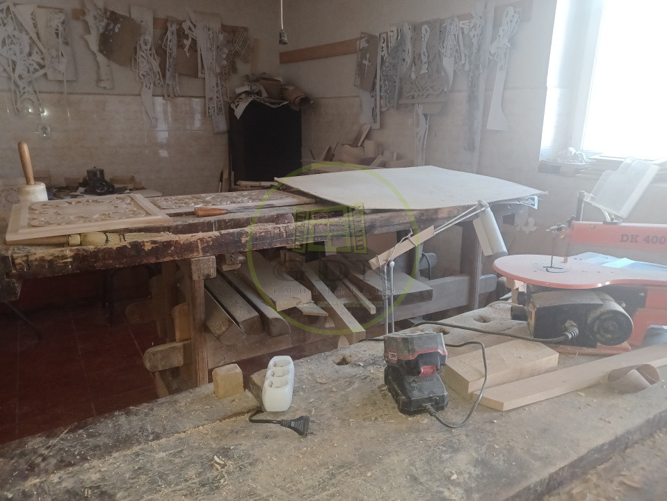 De vanzare fabrica mobilier lemn masiv sculptat + confectii metalice 