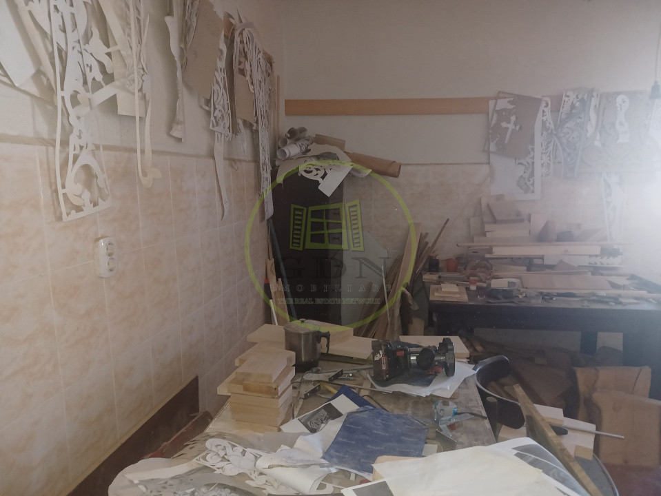 De vanzare fabrica mobilier lemn masiv sculptat + confectii metalice 