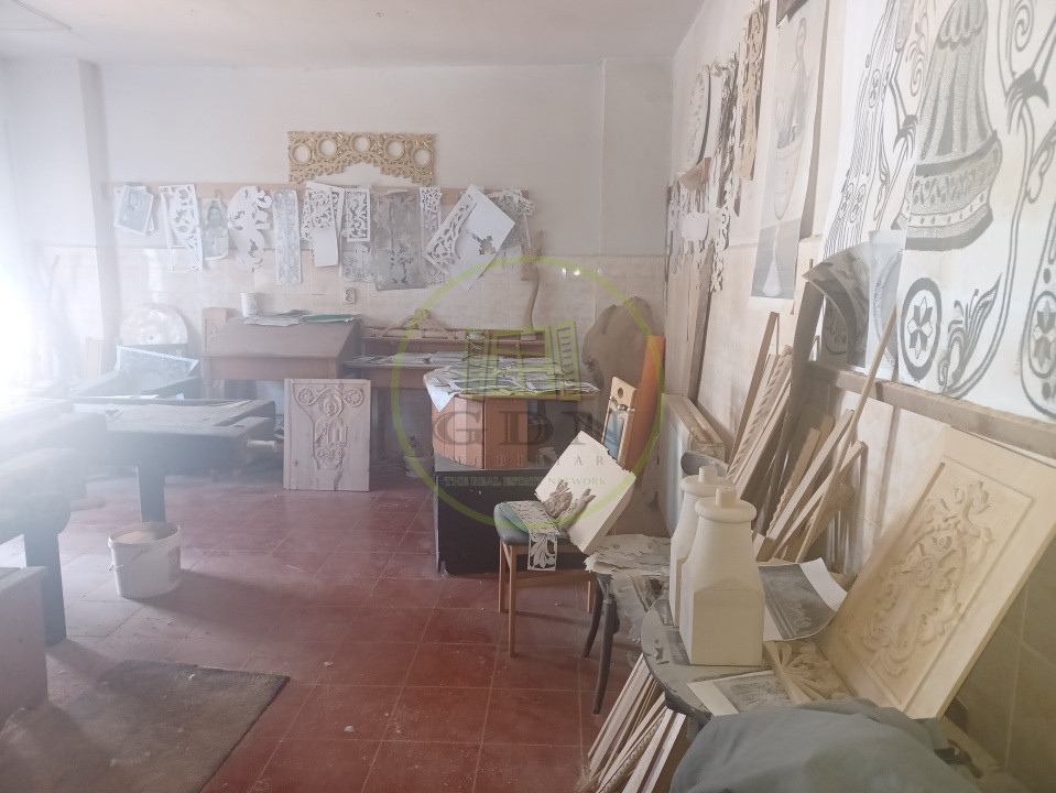 De vanzare fabrica mobilier lemn masiv sculptat + confectii metalice 