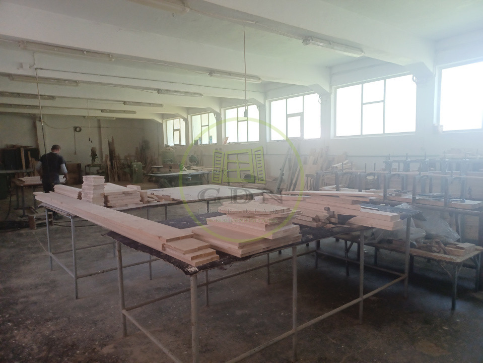 De vanzare fabrica mobilier lemn masiv sculptat + confectii metalice 