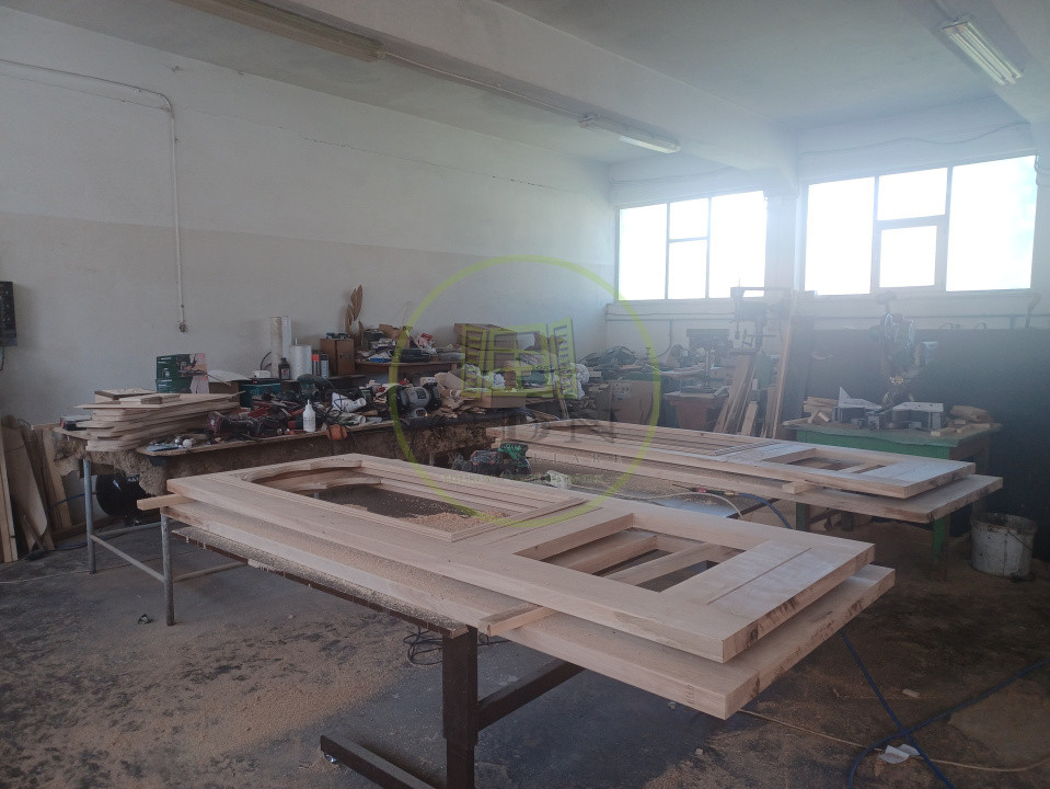 De vanzare fabrica mobilier lemn masiv sculptat + confectii metalice 