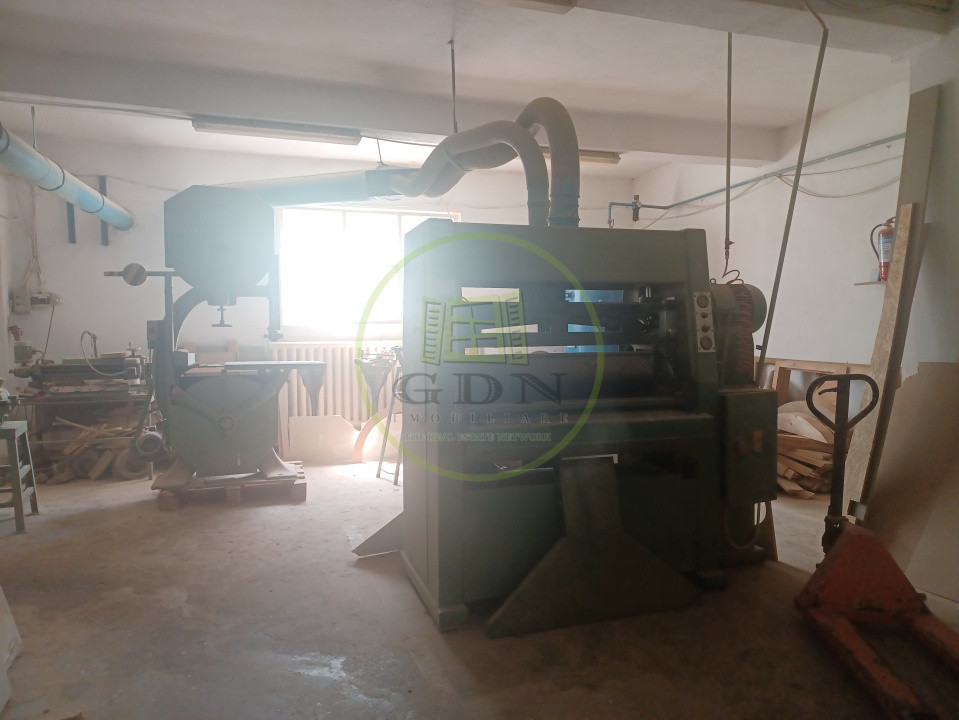 De vanzare fabrica mobilier lemn masiv sculptat + confectii metalice 