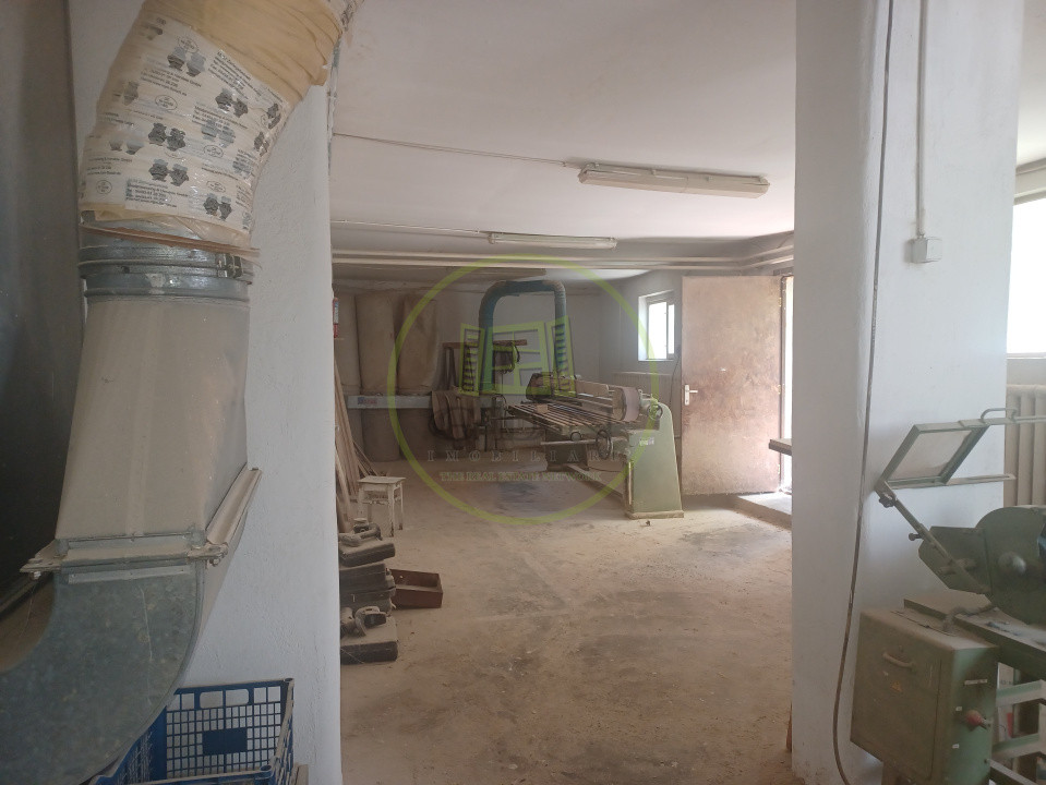 De vanzare fabrica mobilier lemn masiv sculptat + confectii metalice 