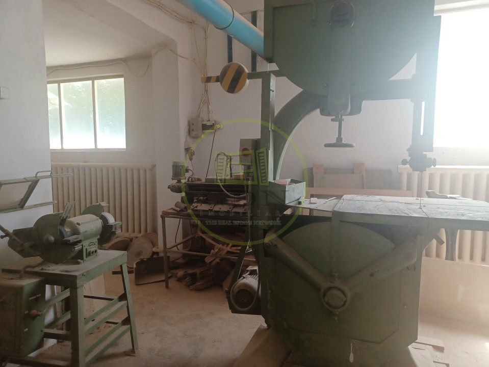 De vanzare fabrica mobilier lemn masiv sculptat + confectii metalice 