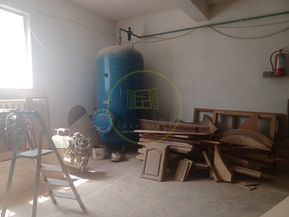 De vanzare fabrica mobilier lemn masiv sculptat + confectii metalice 