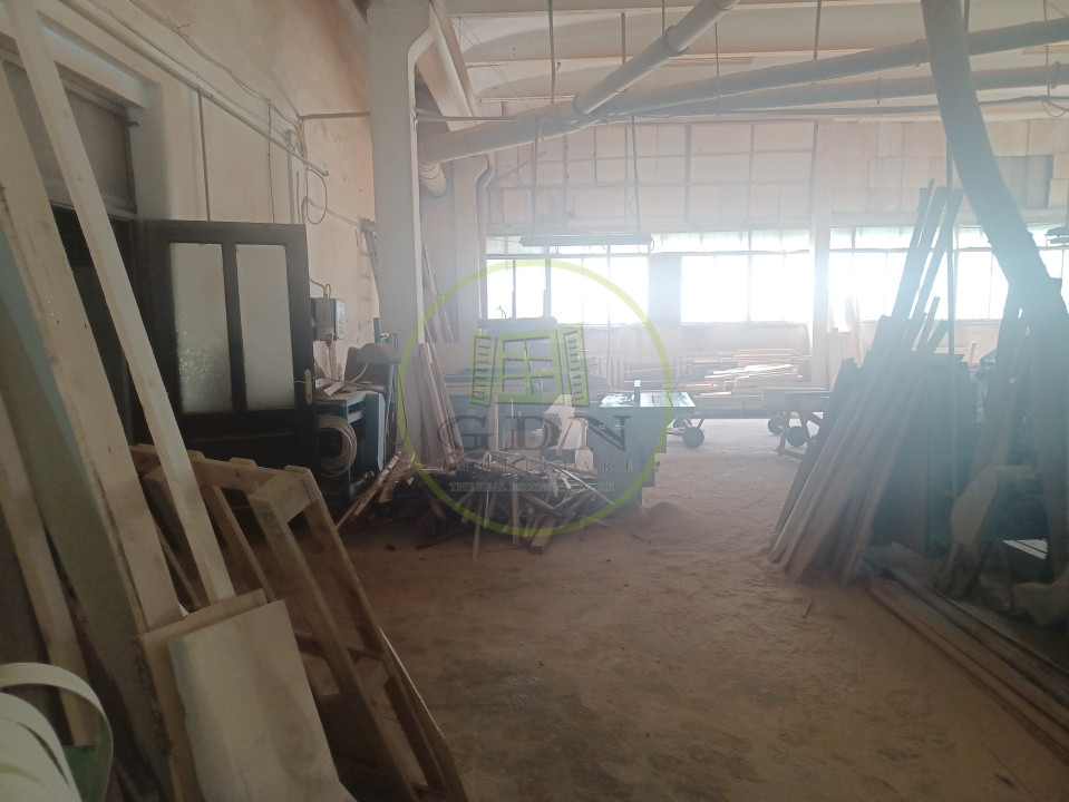 De vanzare fabrica mobilier lemn masiv sculptat + confectii metalice 