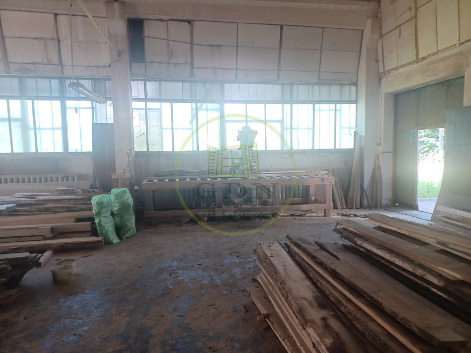 De vanzare fabrica mobilier lemn masiv sculptat + confectii metalice 